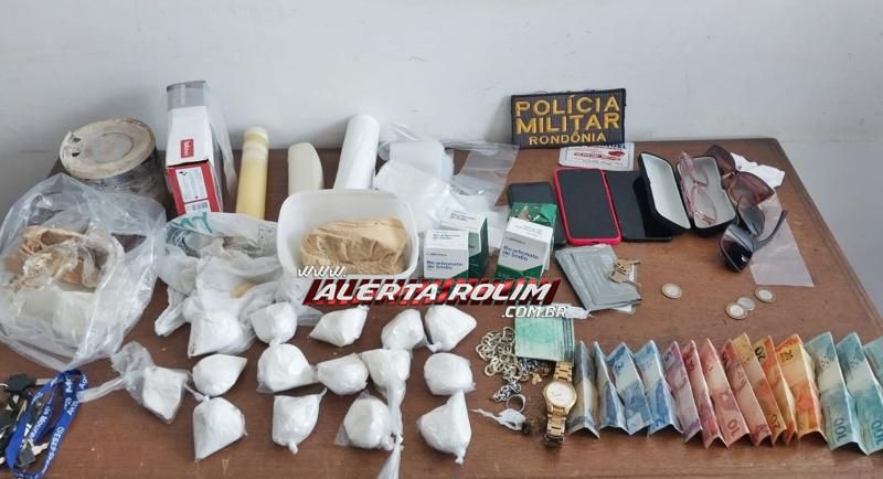 Dupla de Rolim de Moura foi presa pela PM por crime de tráfico de drogas em Jaru Dupla de Rolim de Moura foi presa pela PM por crime de tráfico de drogas em Jaru
