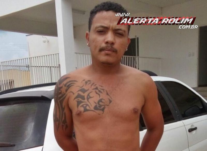 Dupla de Rolim de Moura foi presa pela PM por crime de tráfico de drogas em Jaru Dupla de Rolim de Moura foi presa pela PM por crime de tráfico de drogas em Jaru