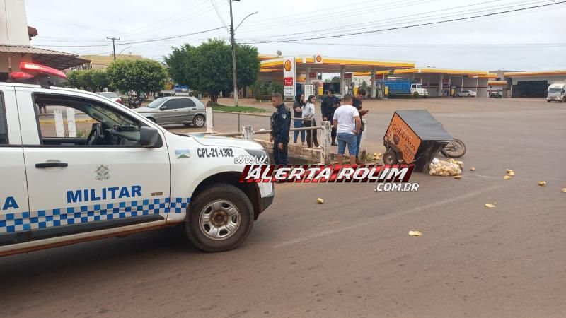Entregador de pães foi atingido por carro nesta manhã em Rolim de Moura Entregador de pães foi atingido por carro nesta manhã em Rolim de Moura