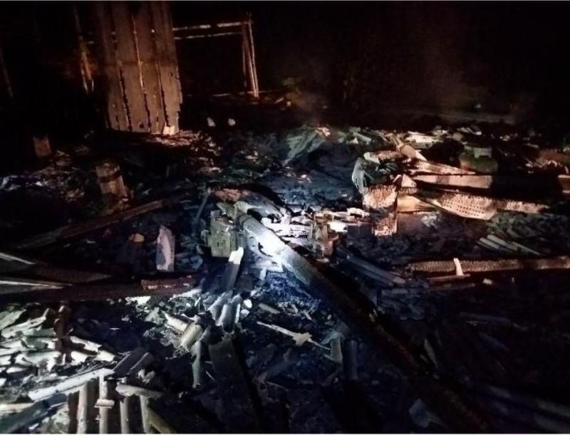 Grupo armado invade propriedade e ateia fogo em casa na área rural de Pimenta Bueno Grupo armado invade propriedade e ateia fogo em casa na área rural de Pimenta Bueno