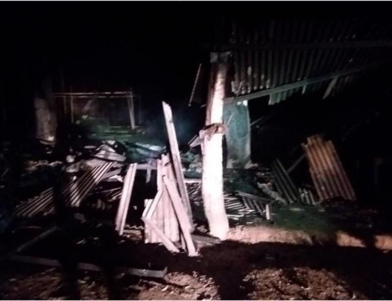 Grupo armado invade propriedade e ateia fogo em casa na área rural de Pimenta Bueno Grupo armado invade propriedade e ateia fogo em casa na área rural de Pimenta Bueno