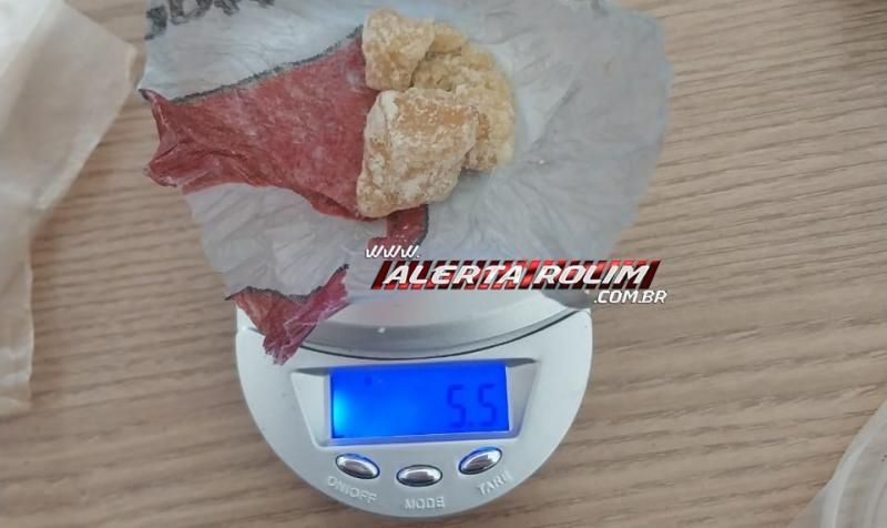 Homem e mulher foram presos pela PM, após invadir residência para comercializar drogas em Rolim de Moura Homem e mulher foram presos pela PM, após invadir residência para comercializar drogas em Rolim de Moura