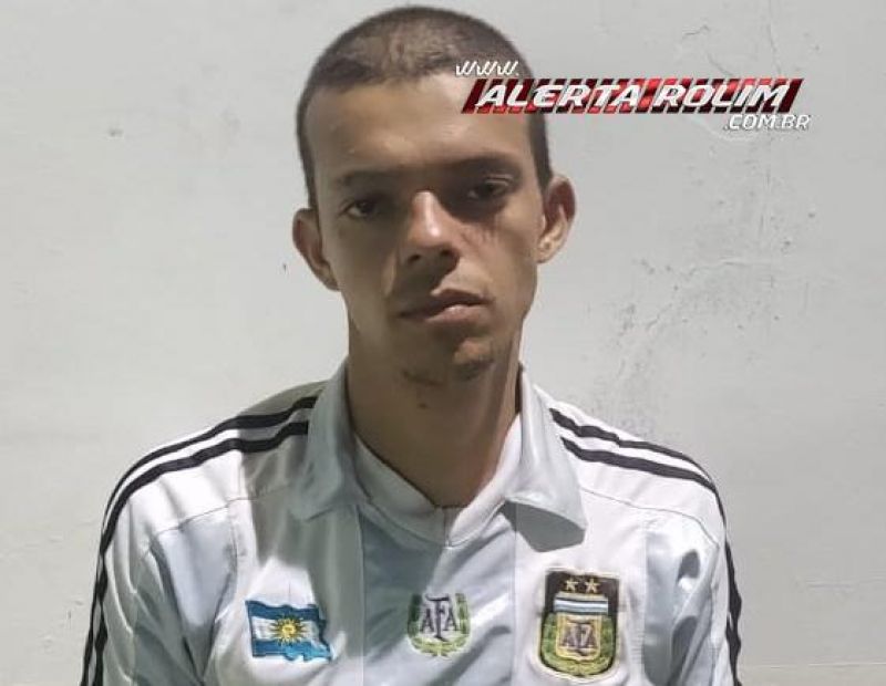 Homem e mulher foram presos pela PM, após invadir residência para comercializar drogas em Rolim de Moura Homem e mulher foram presos pela PM, após invadir residência para comercializar drogas em Rolim de Moura