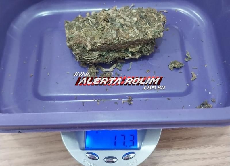 Homem e mulher foram presos pela PM, após invadir residência para comercializar drogas em Rolim de Moura Homem e mulher foram presos pela PM, após invadir residência para comercializar drogas em Rolim de Moura