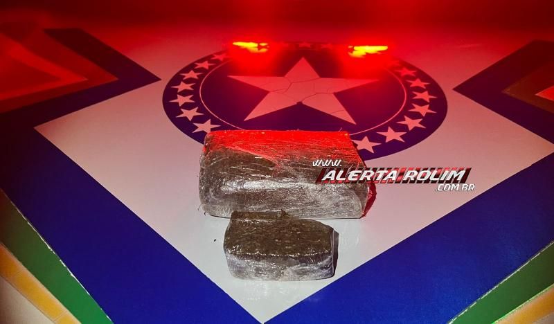 Morador de Alta Floresta tentou fugir de abordagem da PM e acabou preso com meio quilo de droga na área rural de Rolim de Moura Morador de Alta Floresta tentou fugir de abordagem da PM e acabou preso com meio quilo de droga na área rural de Rolim de Moura