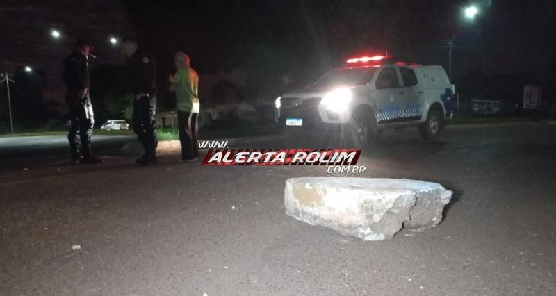Motorista foi socorrido pelos bombeiros, após perder o controle da caminhonete e colidir em uma árvore em Rolim de Moura Motorista foi socorrido pelos bombeiros, após perder o controle da caminhonete e colidir em uma árvore em Rolim de Moura