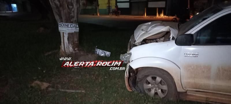 Motorista foi socorrido pelos bombeiros, após perder o controle da caminhonete e colidir em uma árvore em Rolim de Moura Motorista foi socorrido pelos bombeiros, após perder o controle da caminhonete e colidir em uma árvore em Rolim de Moura