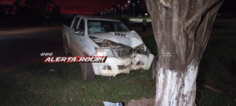 Motorista foi socorrido pelos bombeiros, após perder o controle da caminhonete e colidir em uma árvore em Rolim de Moura Motorista foi socorrido pelos bombeiros, após perder o controle da caminhonete e colidir em uma árvore em Rolim de Moura