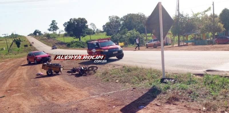 Ocupantes de moto ficaram com ferimentos graves após serem atingidos por carro no baixadão da RO 479 em Rolim de Moura Ocupantes de moto ficaram com ferimentos graves após serem atingidos por carro no baixadão da RO 479 em Rolim de Moura