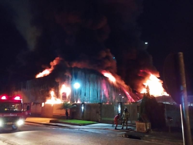 URGENTE - Incêndio de grandes proporções atinge loja Cairu nesta noite em Pimenta Bueno URGENTE - Incêndio de grandes proporções atinge loja Cairu nesta noite em Pimenta Bueno