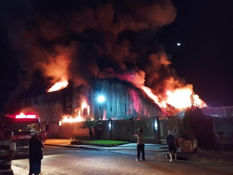 URGENTE - Incêndio de grandes proporções atinge loja Cairu nesta noite em Pimenta Bueno URGENTE - Incêndio de grandes proporções atinge loja Cairu nesta noite em Pimenta Bueno