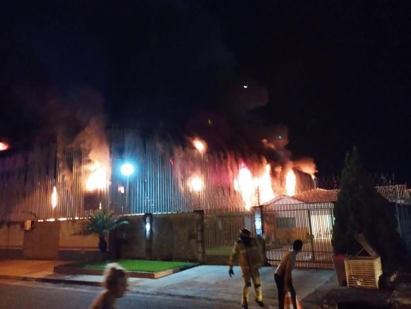URGENTE - Incêndio de grandes proporções atinge loja Cairu nesta noite em Pimenta Bueno URGENTE - Incêndio de grandes proporções atinge loja Cairu nesta noite em Pimenta Bueno