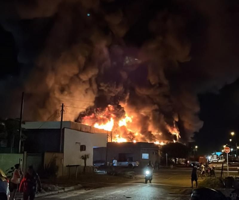 URGENTE - Incêndio de grandes proporções atinge loja Cairu nesta noite em Pimenta Bueno URGENTE - Incêndio de grandes proporções atinge loja Cairu nesta noite em Pimenta Bueno