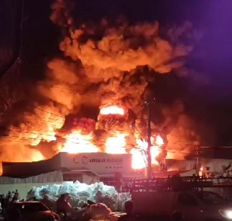 URGENTE - Incêndio de grandes proporções atinge loja Cairu nesta noite em Pimenta Bueno URGENTE - Incêndio de grandes proporções atinge loja Cairu nesta noite em Pimenta Bueno