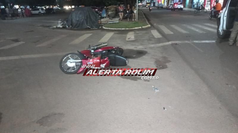 Motociclista foi socorrido pelos bombeiros após bater na traseira de caminhonete em Rolim de Moura Motociclista foi socorrido pelos bombeiros após bater na traseira de caminhonete em Rolim de Moura