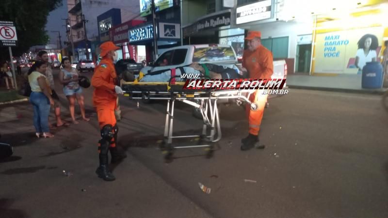Motociclista foi socorrido pelos bombeiros após bater na traseira de caminhonete em Rolim de Moura Motociclista foi socorrido pelos bombeiros após bater na traseira de caminhonete em Rolim de Moura