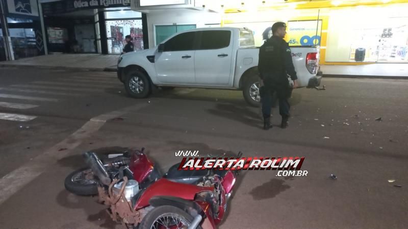 Motociclista foi socorrido pelos bombeiros após bater na traseira de caminhonete em Rolim de Moura Motociclista foi socorrido pelos bombeiros após bater na traseira de caminhonete em Rolim de Moura