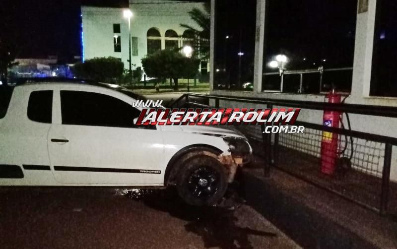 Inabilitada e com sinais de embriaguez, condutora de carro bateu e derrubou bomba de combustível nesta madrugada em Rolim de moura Inabilitada e com sinais de embriaguez, condutora de carro bateu e derrubou bomba de combustível nesta madrugada em Rolim de moura