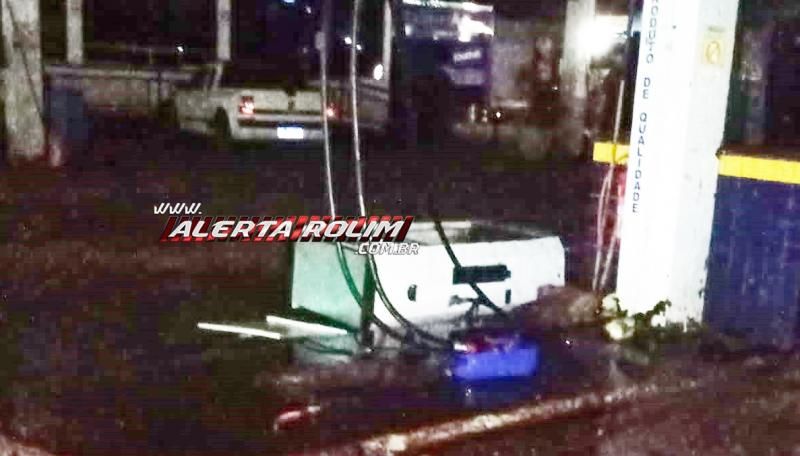 Inabilitada e com sinais de embriaguez, condutora de carro bateu e derrubou bomba de combustível nesta madrugada em Rolim de moura Inabilitada e com sinais de embriaguez, condutora de carro bateu e derrubou bomba de combustível nesta madrugada em Rolim de moura
