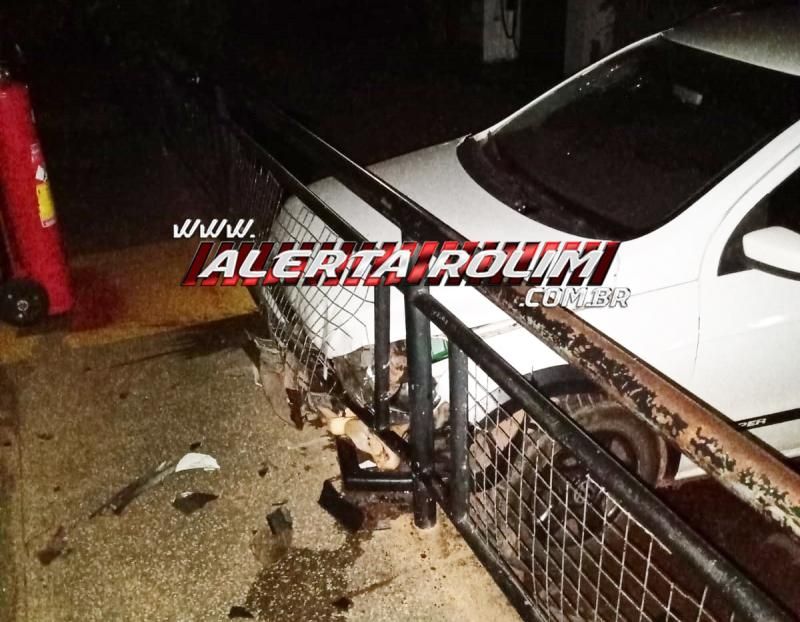 Inabilitada e com sinais de embriaguez, condutora de carro bateu e derrubou bomba de combustível nesta madrugada em Rolim de moura Inabilitada e com sinais de embriaguez, condutora de carro bateu e derrubou bomba de combustível nesta madrugada em Rolim de moura
