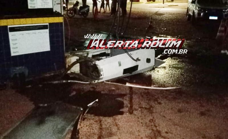 Inabilitada e com sinais de embriaguez, condutora de carro bateu e derrubou bomba de combustível nesta madrugada em Rolim de moura Inabilitada e com sinais de embriaguez, condutora de carro bateu e derrubou bomba de combustível nesta madrugada em Rolim de moura