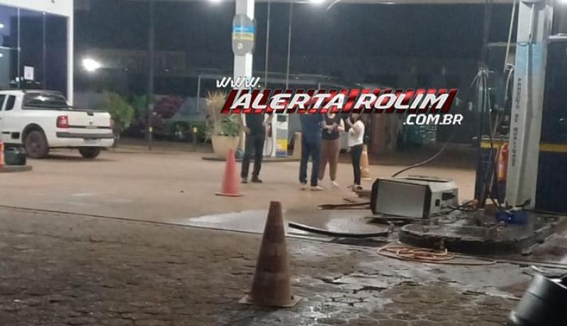 Inabilitada e com sinais de embriaguez, condutora de carro bateu e derrubou bomba de combustível nesta madrugada em Rolim de moura Inabilitada e com sinais de embriaguez, condutora de carro bateu e derrubou bomba de combustível nesta madrugada em Rolim de moura