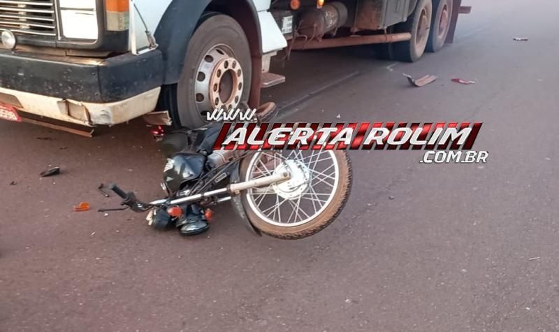 Após desviar de cachorro, condutora de moto foi parar embaixo de caminhão nesta terça-feira em Rolim de Moura Após desviar de cachorro, condutora de moto foi parar embaixo de caminhão nesta terça-feira em Rolim de Moura