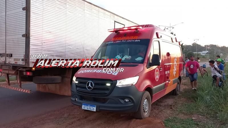 Após desviar de cachorro, condutora de moto foi parar embaixo de caminhão nesta terça-feira em Rolim de Moura Após desviar de cachorro, condutora de moto foi parar embaixo de caminhão nesta terça-feira em Rolim de Moura