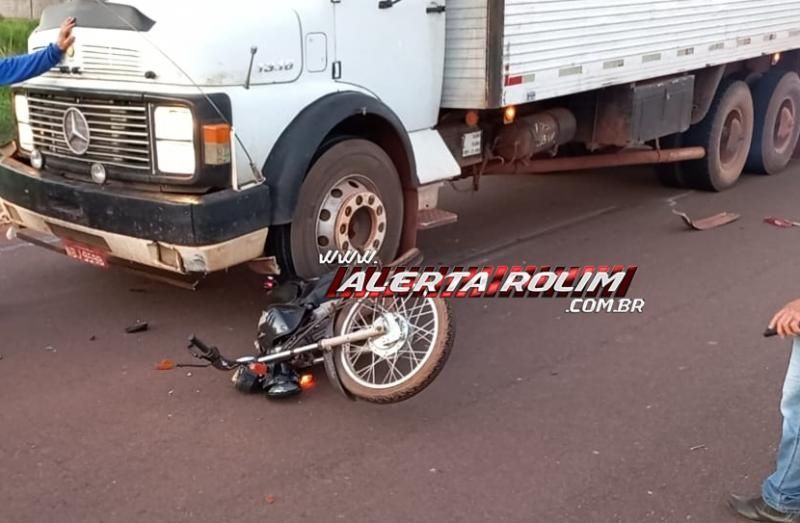 Após desviar de cachorro, condutora de moto foi parar embaixo de caminhão nesta terça-feira em Rolim de Moura Após desviar de cachorro, condutora de moto foi parar embaixo de caminhão nesta terça-feira em Rolim de Moura