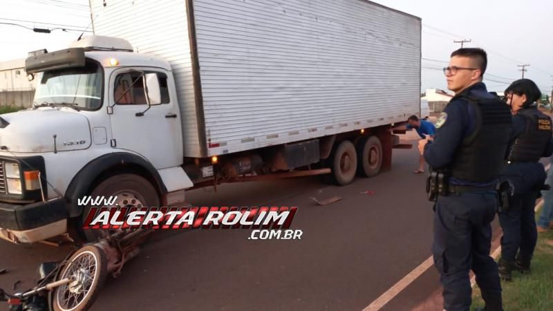 Após desviar de cachorro, condutora de moto foi parar embaixo de caminhão nesta terça-feira em Rolim de Moura Após desviar de cachorro, condutora de moto foi parar embaixo de caminhão nesta terça-feira em Rolim de Moura