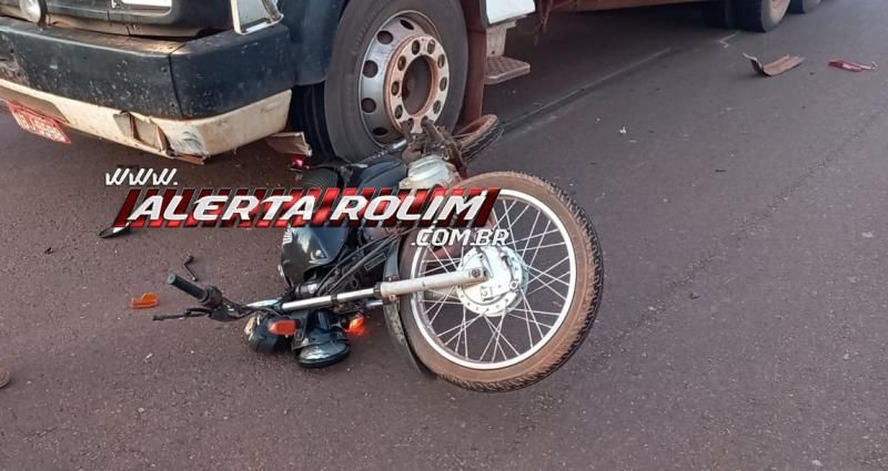 Após desviar de cachorro, condutora de moto foi parar embaixo de caminhão nesta terça-feira em Rolim de Moura Após desviar de cachorro, condutora de moto foi parar embaixo de caminhão nesta terça-feira em Rolim de Moura
