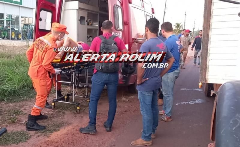 Após desviar de cachorro, condutora de moto foi parar embaixo de caminhão nesta terça-feira em Rolim de Moura Após desviar de cachorro, condutora de moto foi parar embaixo de caminhão nesta terça-feira em Rolim de Moura