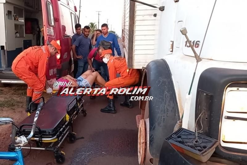 Após desviar de cachorro, condutora de moto foi parar embaixo de caminhão nesta terça-feira em Rolim de Moura Após desviar de cachorro, condutora de moto foi parar embaixo de caminhão nesta terça-feira em Rolim de Moura