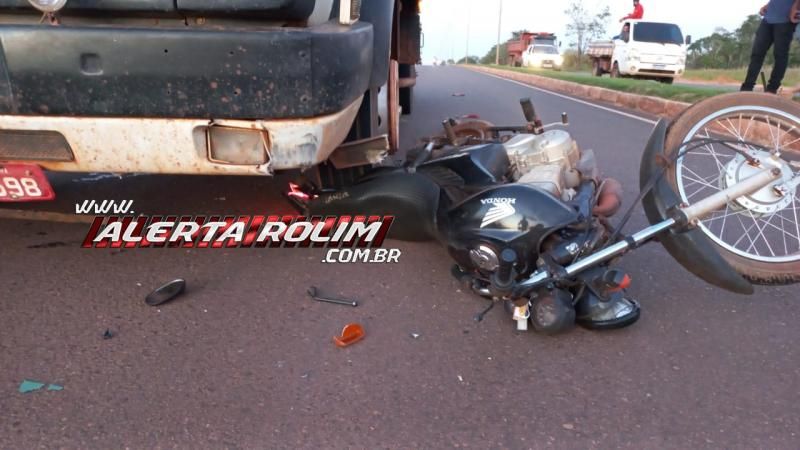 Após desviar de cachorro, condutora de moto foi parar embaixo de caminhão nesta terça-feira em Rolim de Moura Após desviar de cachorro, condutora de moto foi parar embaixo de caminhão nesta terça-feira em Rolim de Moura