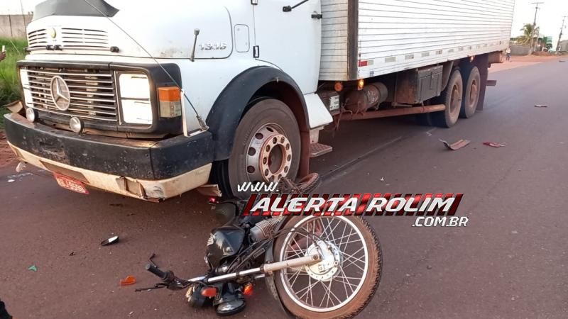 Após desviar de cachorro, condutora de moto foi parar embaixo de caminhão nesta terça-feira em Rolim de Moura Após desviar de cachorro, condutora de moto foi parar embaixo de caminhão nesta terça-feira em Rolim de Moura