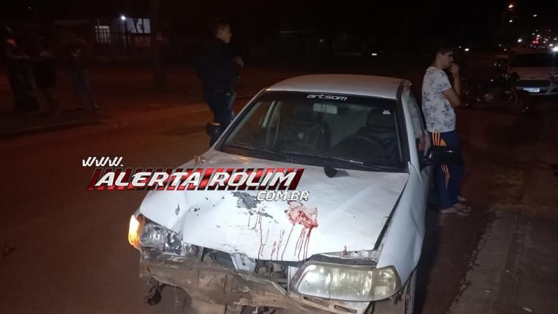 Após ter sua pista invadida, motociclista foi parar em cima de capô de carro e teve sua perna fraturada nesta noite em Rolim de Moura Após ter sua pista invadida, motociclista foi parar em cima de capô de carro e teve sua perna fraturada nesta noite em Rolim de Moura
