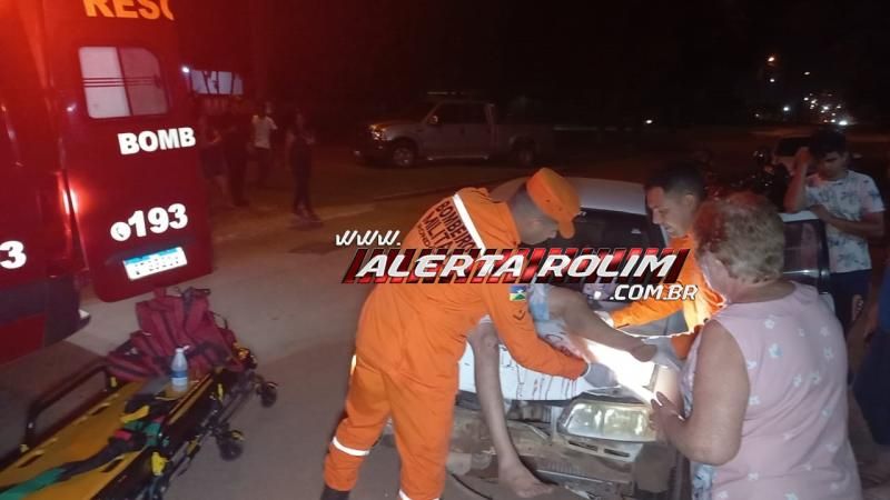 Após ter sua pista invadida, motociclista foi parar em cima de capô de carro e teve sua perna fraturada nesta noite em Rolim de Moura Após ter sua pista invadida, motociclista foi parar em cima de capô de carro e teve sua perna fraturada nesta noite em Rolim de Moura