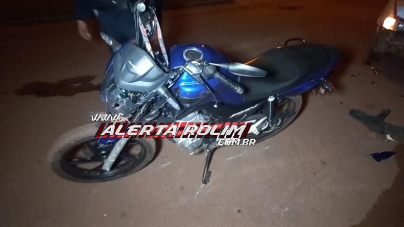 Após ter sua pista invadida, motociclista foi parar em cima de capô de carro e teve sua perna fraturada nesta noite em Rolim de Moura Após ter sua pista invadida, motociclista foi parar em cima de capô de carro e teve sua perna fraturada nesta noite em Rolim de Moura