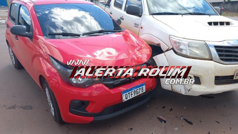 Colisão entre dois carros foi registrada nesta manhã de sábado em Rolim de Moura Colisão entre dois carros foi registrada nesta manhã de sábado em Rolim de Moura