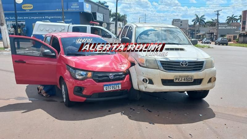 Colisão entre dois carros foi registrada nesta manhã de sábado em Rolim de Moura Colisão entre dois carros foi registrada nesta manhã de sábado em Rolim de Moura