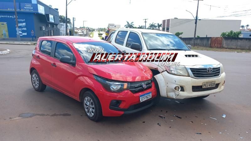 Colisão entre dois carros foi registrada nesta manhã de sábado em Rolim de Moura Colisão entre dois carros foi registrada nesta manhã de sábado em Rolim de Moura