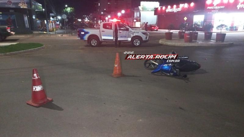Colisão entre moto e carro deixou mulher ferida nesta noite em Rolim de Moura Colisão entre moto e carro deixou mulher ferida nesta noite em Rolim de Moura