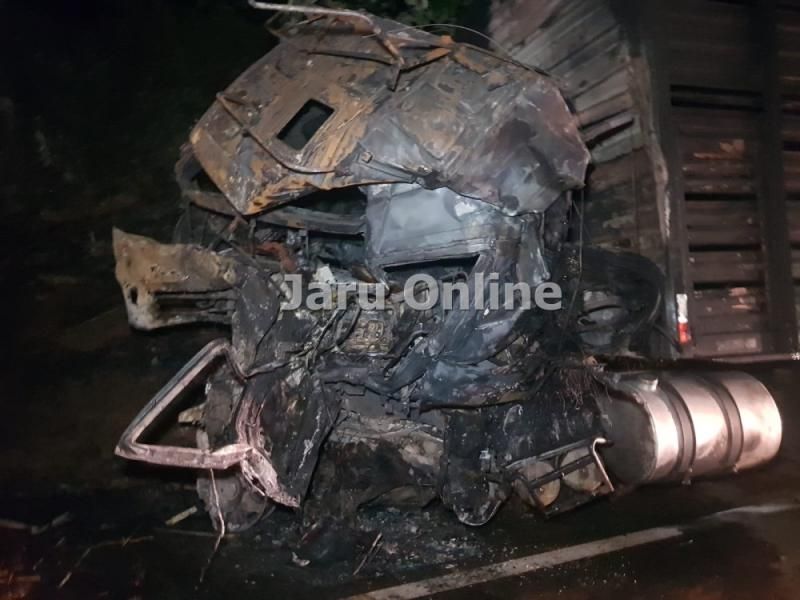 Colisão entre três caminhões na BR 364 resultou na morte de dois motoristas Colisão entre três caminhões na BR 364 resultou na morte de dois motoristas