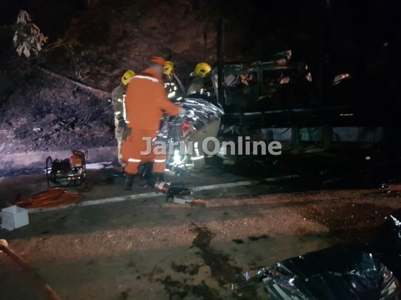 Colisão entre três caminhões na BR 364 resultou na morte de dois motoristas Colisão entre três caminhões na BR 364 resultou na morte de dois motoristas
