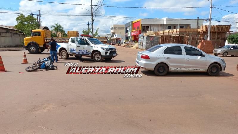 Condutora de moto ficou ferida ao ser atingida por táxi nesta sexta-feira em Rolim de Moura Condutora de moto ficou ferida ao ser atingida por táxi nesta sexta-feira em Rolim de Moura