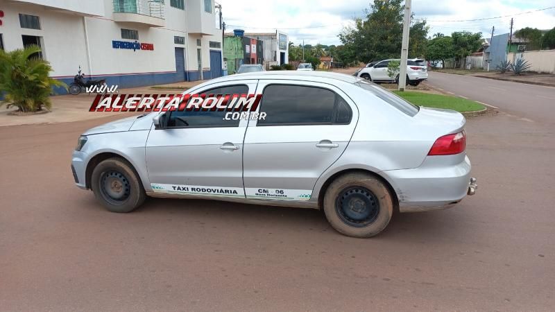 Condutora de moto ficou ferida ao ser atingida por táxi nesta sexta-feira em Rolim de Moura Condutora de moto ficou ferida ao ser atingida por táxi nesta sexta-feira em Rolim de Moura