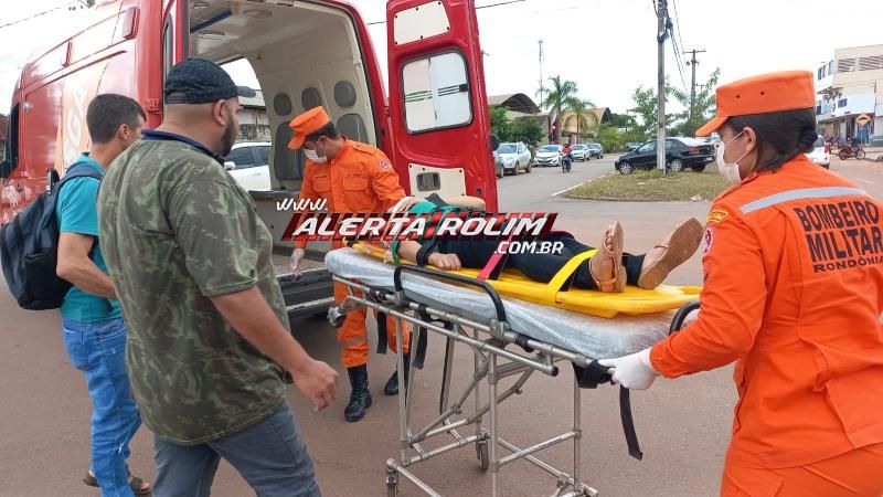 Condutora de moto ficou ferida ao ser atingida por táxi nesta sexta-feira em Rolim de Moura Condutora de moto ficou ferida ao ser atingida por táxi nesta sexta-feira em Rolim de Moura