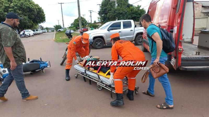 Condutora de moto ficou ferida ao ser atingida por táxi nesta sexta-feira em Rolim de Moura Condutora de moto ficou ferida ao ser atingida por táxi nesta sexta-feira em Rolim de Moura