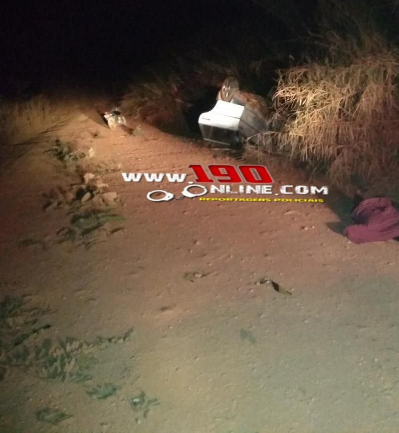Homem capotou carro tentando fugir de atiradores, mas foi alcançado e executado com 06 tiros em Alta Floresta do Oeste Homem capotou carro tentando fugir de atiradores, mas foi alcançado e executado com 06 tiros em Alta Floresta do Oeste