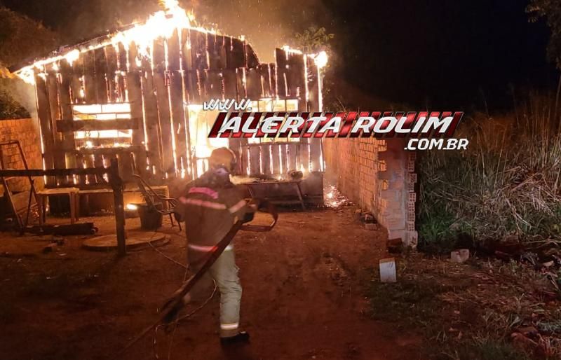 Homem saiu de casa para tomar caldo e ao retornar se deparou com a residência destruída por incêndio em Rolim de Moura Homem saiu de casa para tomar caldo e ao retornar se deparou com a residência destruída por incêndio em Rolim de Moura